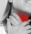 dolor-garganta-toma-recortada-blanco-negro-mujer-joven-dolor-garganta-sosteniendo-su-cuello dolor-garganta-toma-recortada-blanco-negro-mujer-joven-dolor-garganta-sosteniendo-su-cuello