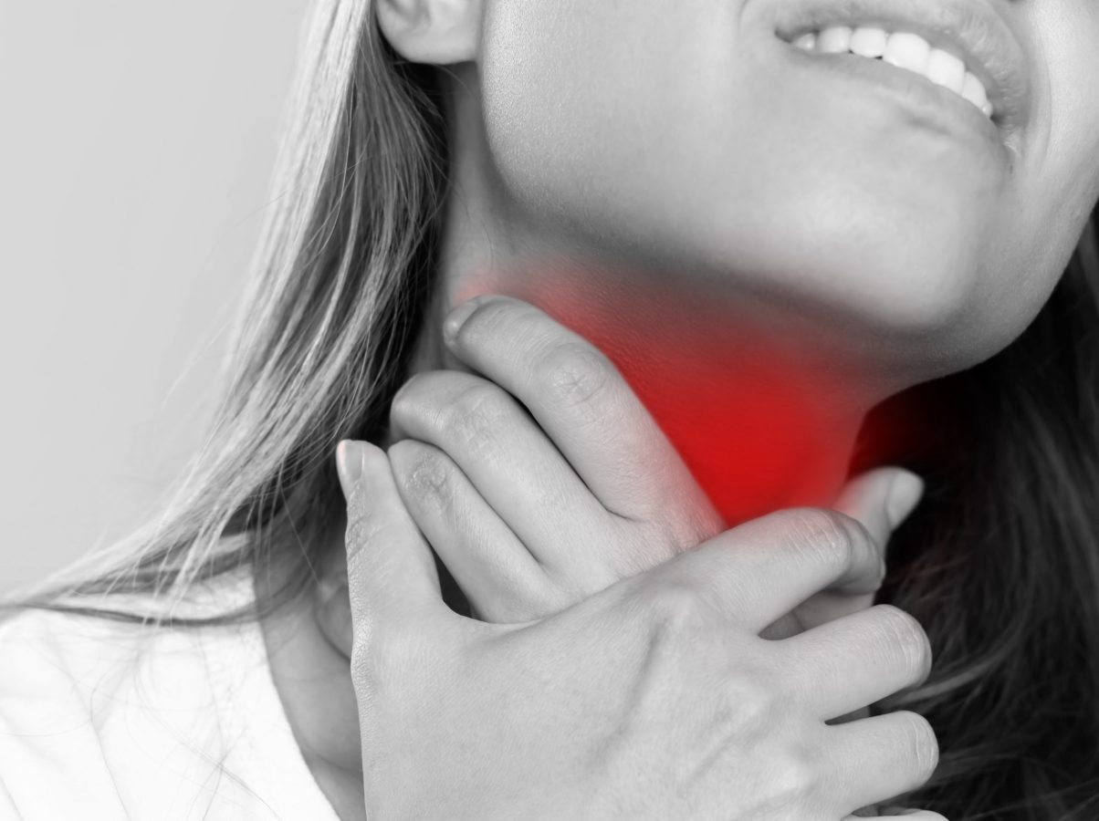 dolor-garganta-toma-recortada-blanco-negro-mujer-joven-dolor-garganta-sosteniendo-su-cuello